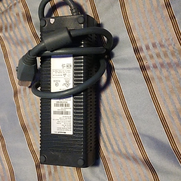 X Box 360 - Picture 4 of 6